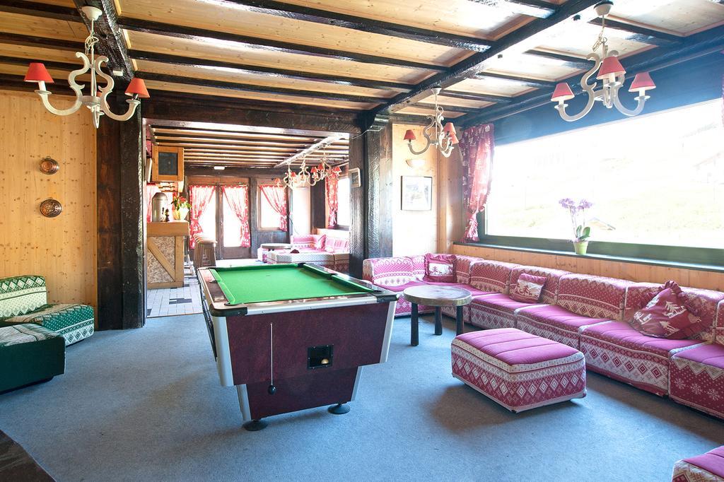 Madame Vacances Hotel Le Christina Alpe d'Huez Exterior photo