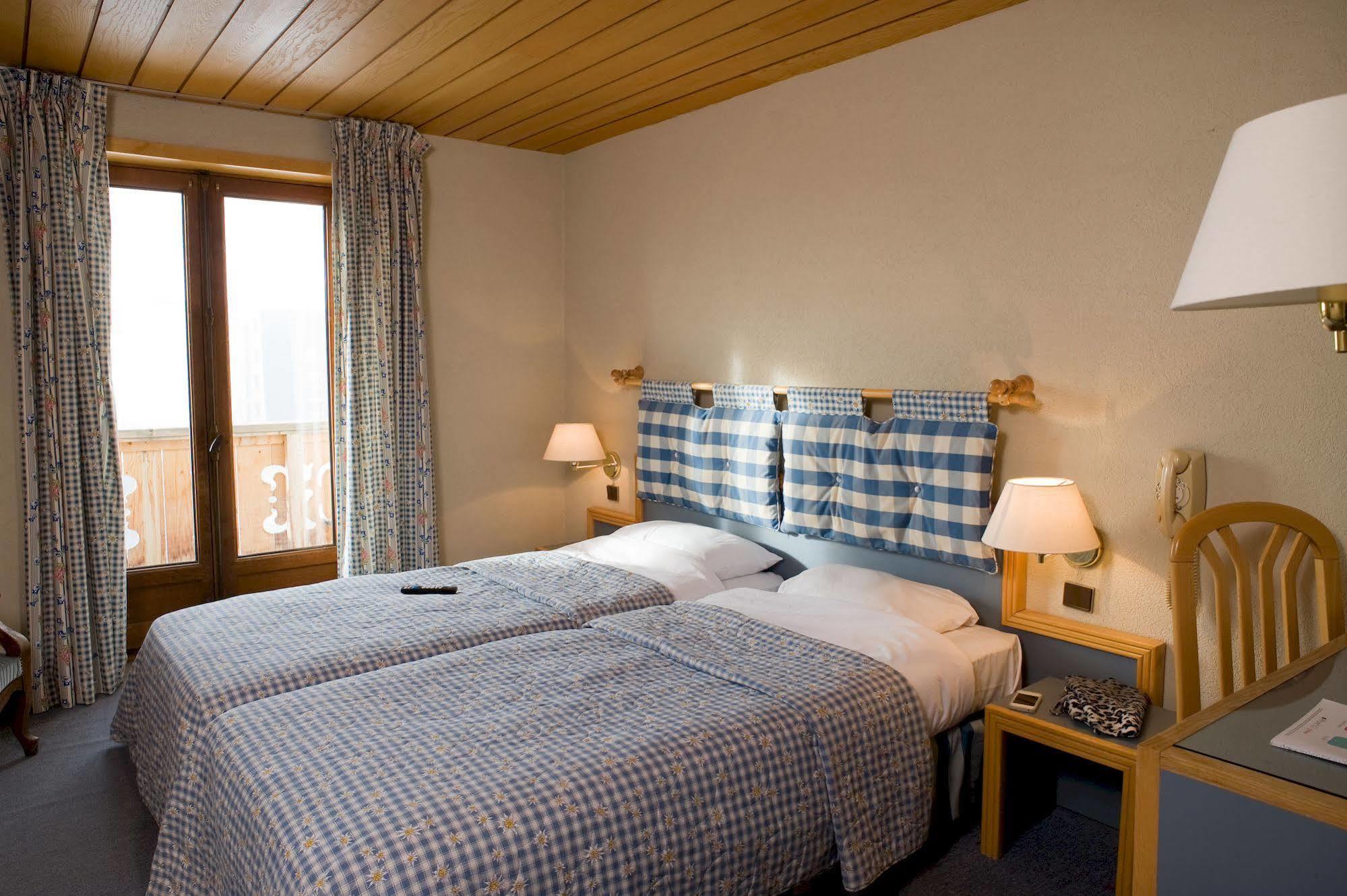 Madame Vacances Hotel Le Christina Alpe d'Huez Exterior photo